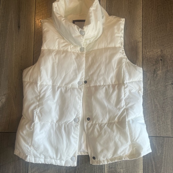 🧥NWOT Old Navy White Puffer Vest Jacket Size M - Picture 2 of 6